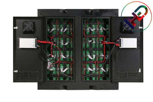 Cabin led có cánh cửa được trang bị thêm hệ thống tản nhiệt, có khả năng chống nước, côn trùng...